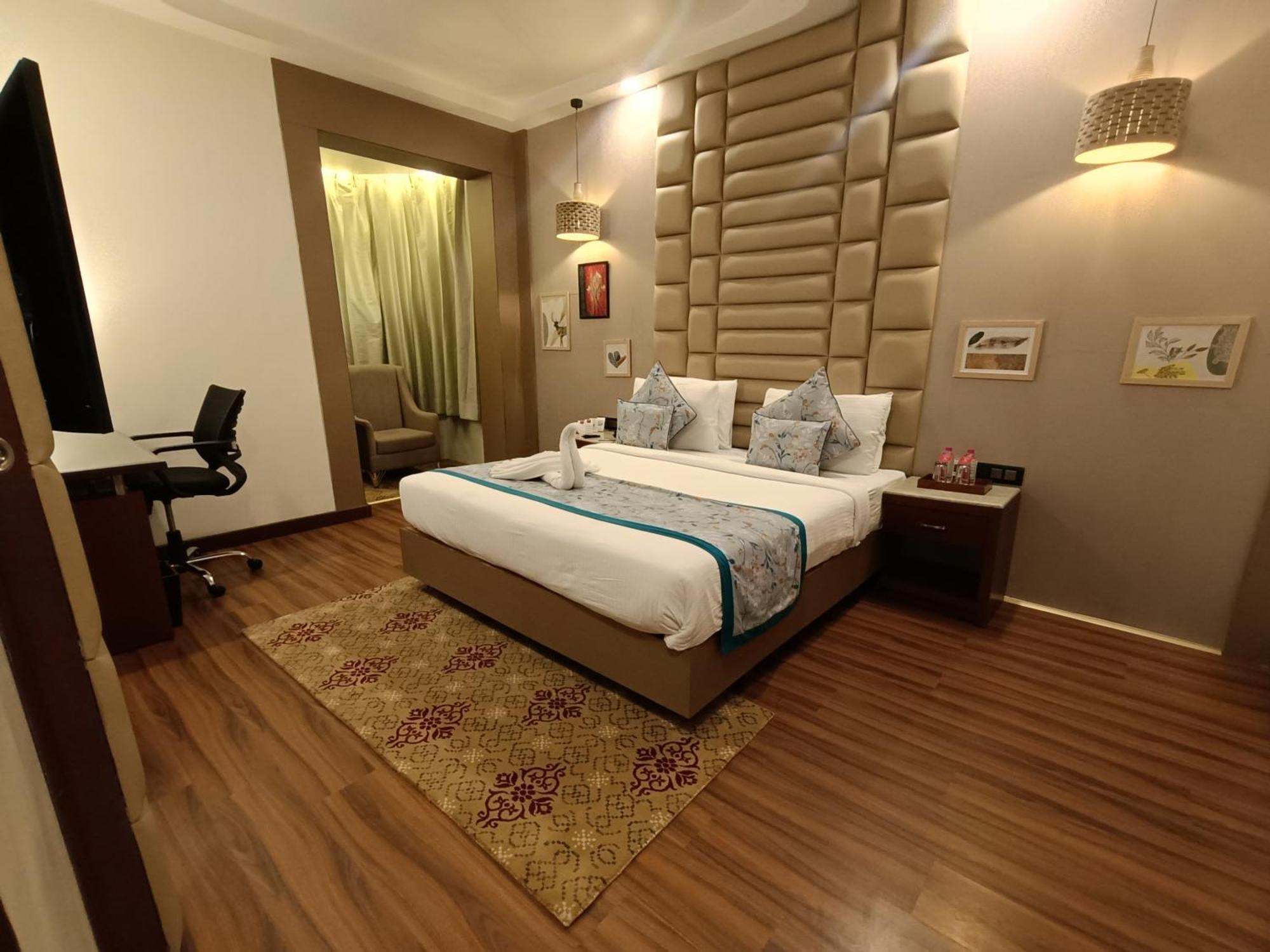 Lords Plaza Hotel 3*